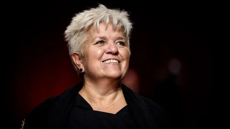 "Plus harcelé que harceleur": Mimie Mathy "trouve dommage de priver le public" de Patrick Bruel après l'annulation de sa tournée