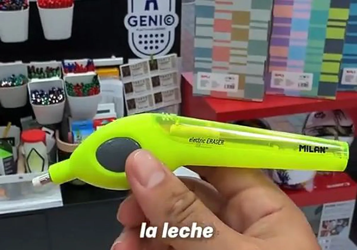Un trabajador de papelería enseña el material escolar que no existía cuando era niño: «La goma eléctrica es una locura»