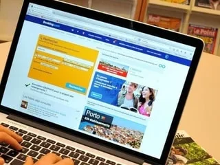 Vacances d’hiver : Booking alerte sur une vague d’arnaques aux fausses locations dans les stations de ski