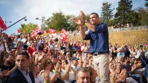 Sánchez desempolva el traje 'anti oligarcas' y fija la vivienda como eje de la precampaña: "Un perro que no tiene amo"