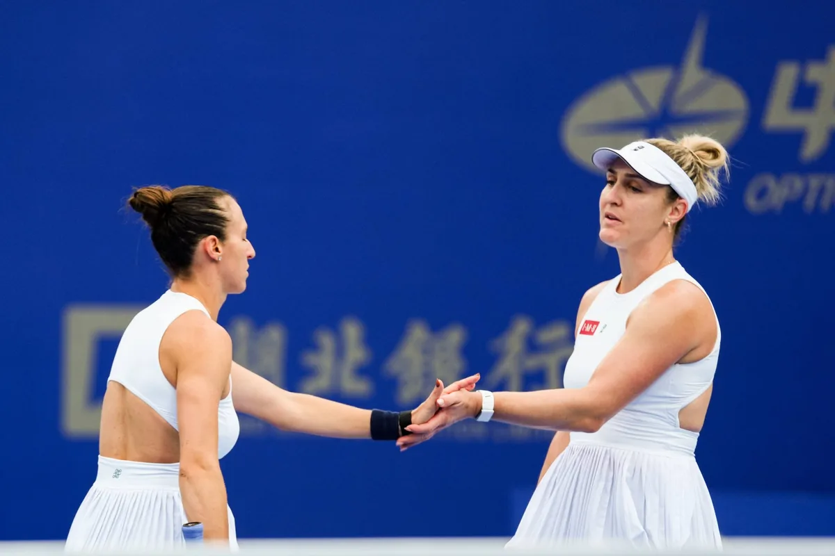 Stefani e Dabrowski vencem a sétima seguida e fazem nova semifinal