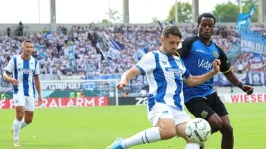 Hertha zittert sich im Elferschießen weiter