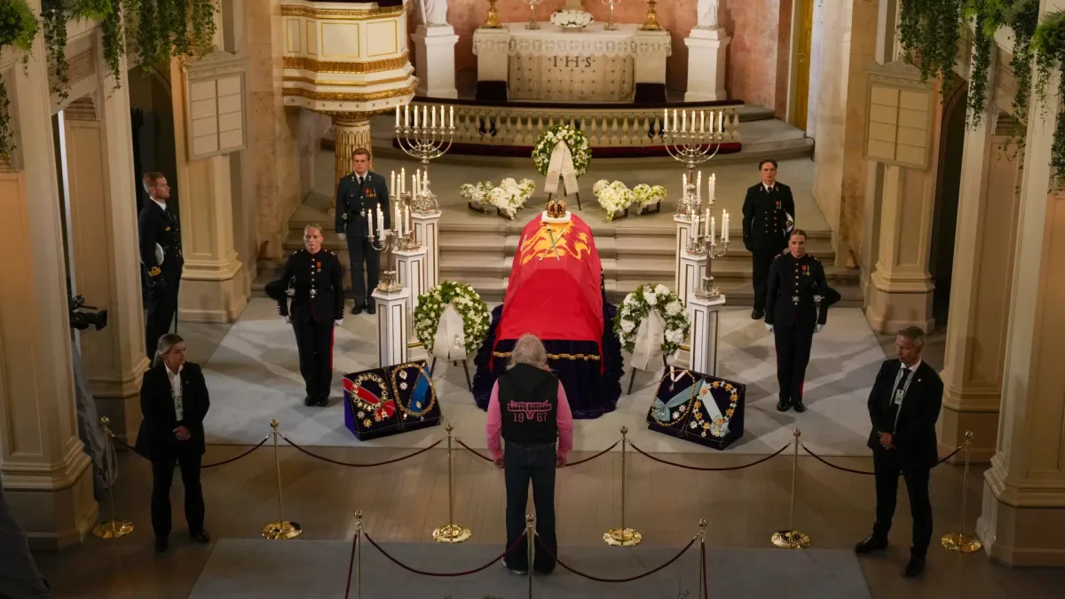 Abre al público la capilla ardiente del rey Harald V, que ya está recibiendo la visita de cientos de noruegos