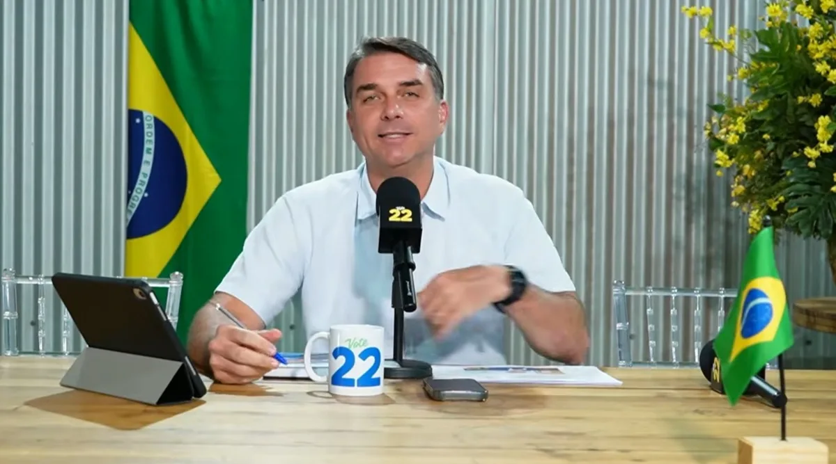 Flávio Bolsonaro deseja melhoras a Cleitinho: "Achei ele magro"