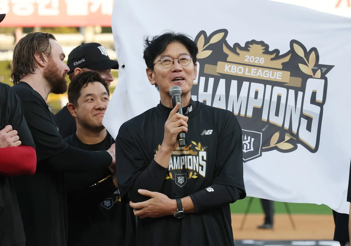 KT 정규시즌 우승 이끈 이강철 감독, 3년 34억원 재계약
