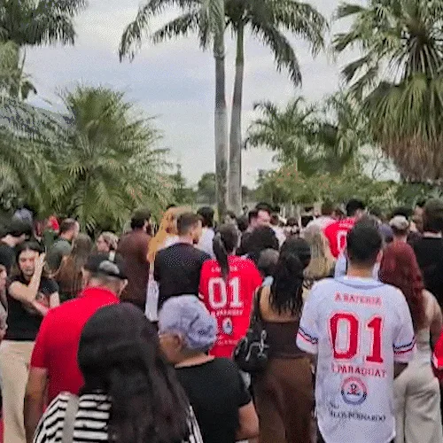 Multidão se despede de aluno de Medicina ao som de batuque que ele compôs