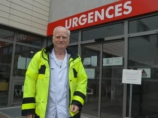 « Le problème fondamental, c’est le manque d’infirmiers » : pourquoi des patients restent plusieurs jours aux urgences