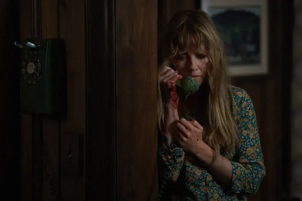 Linda Cardellini é Pamela Voorhees no clipe INÉDITO de ‘Crystal Lake’, pré-sequência de ‘Sexta-Feira 13’
