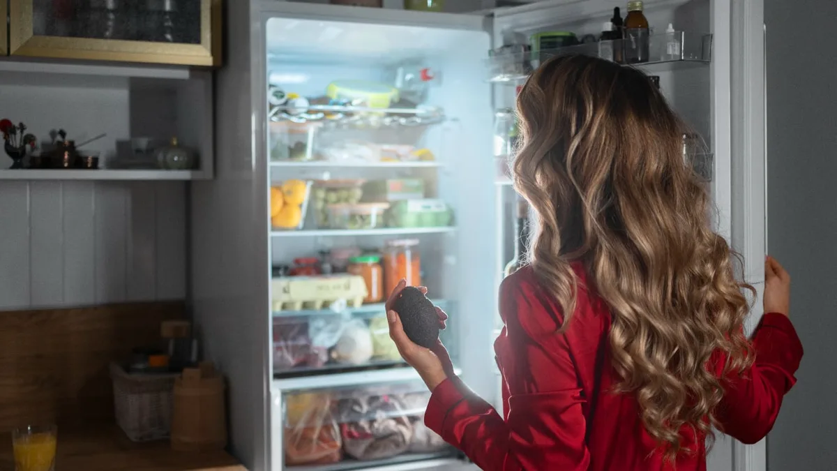 Ni estantes de melamina ni madera: el invento del 2026 para la cocina que aprovecha un lugar clave sobre la mesada