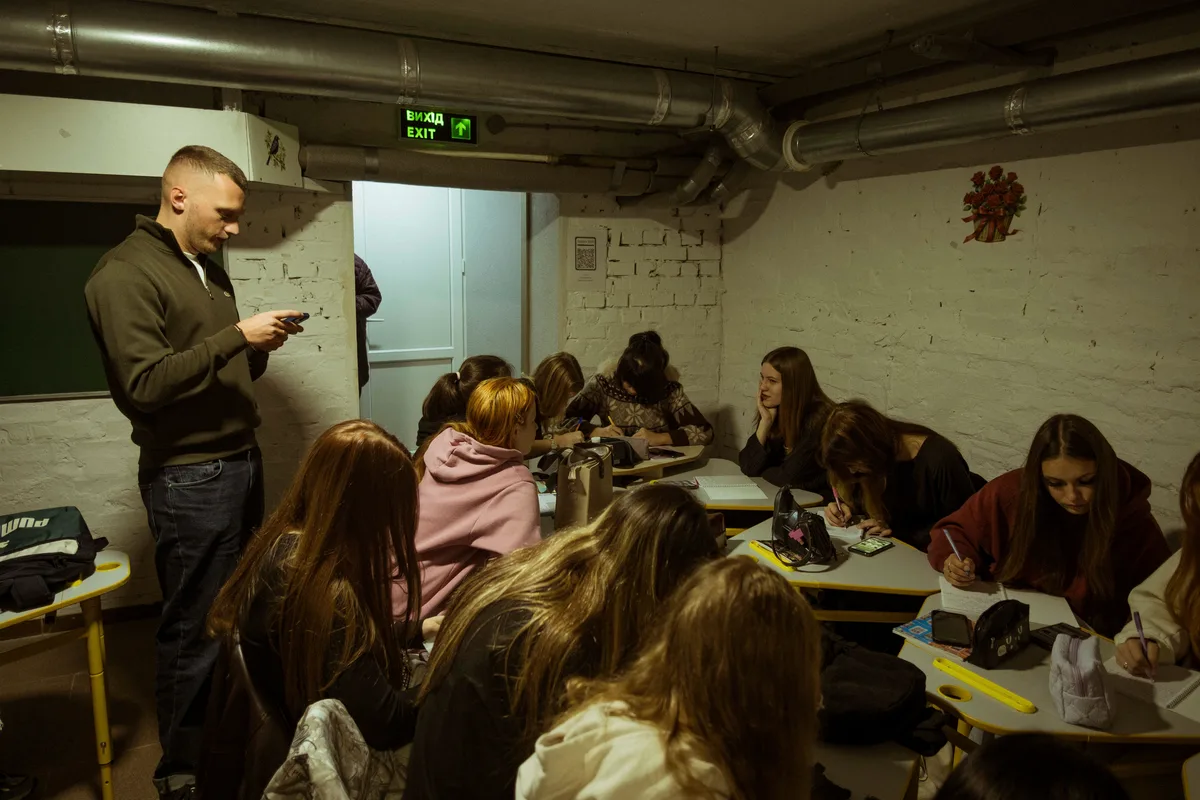 La generación que estudia español en Kiev bajo las bombas: "La verdad es que ahora no tengo miedo a los drones"