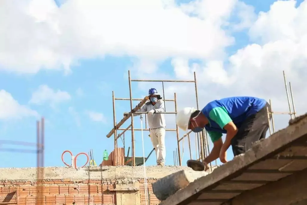 Tem vaga, mas até servente de pedreiro está difícil de achar na construção civil
