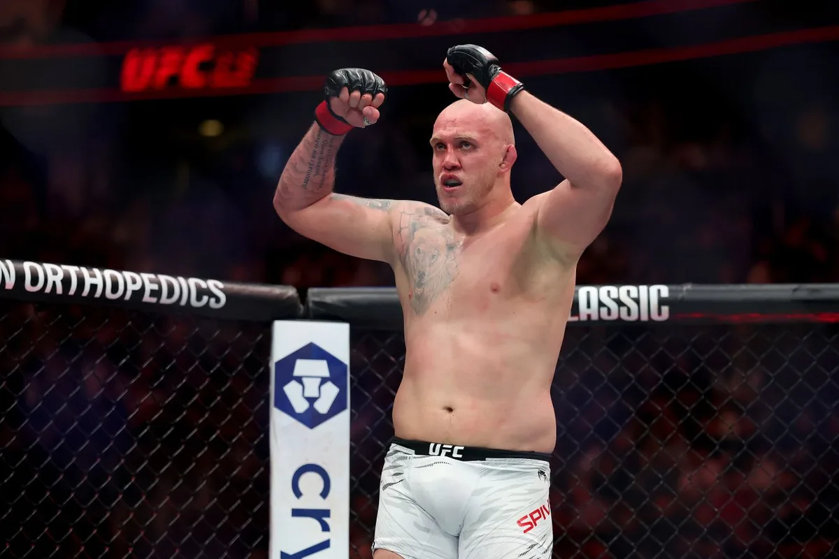 Сергей Спивак проиграл Витору Петрино на турнире UFC
