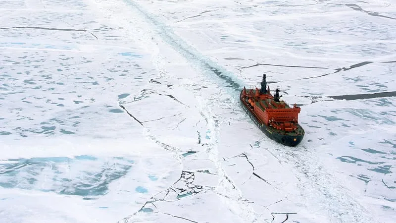Ce passage raccourcit le trajet de 7.000 kilomètres et fait gagner une dizaine de jours par rapport au canal de Suez: Séoul va envoyer son premier porte-conteneurs en Europe via l'Arctique
