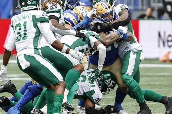 Blue Bombers pick ‘Riders apart in Banjo Bowl