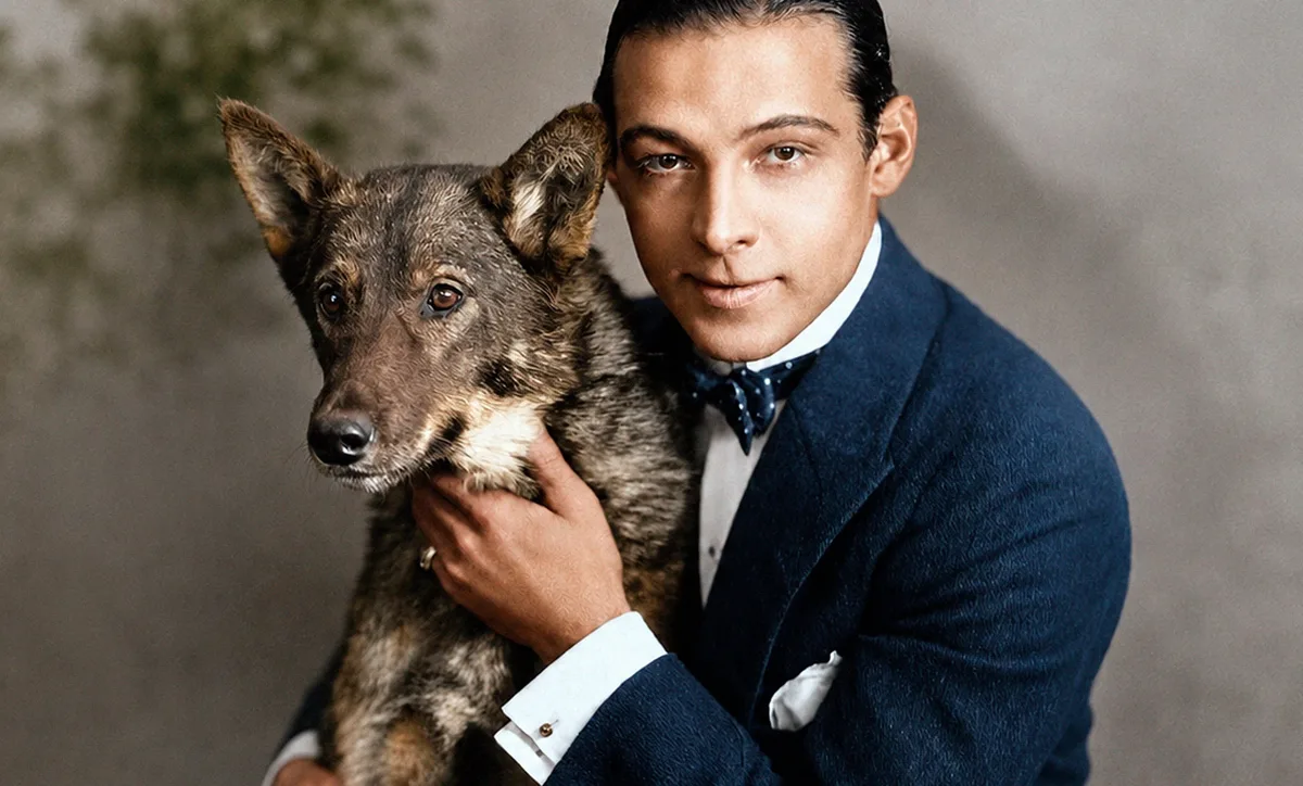100 años sin Rodolfo Valentino: la increíble vida del primer latin lover de la historia del cine que escandalizó a Hollywood y reunió a 100.000 personas en su funeral
