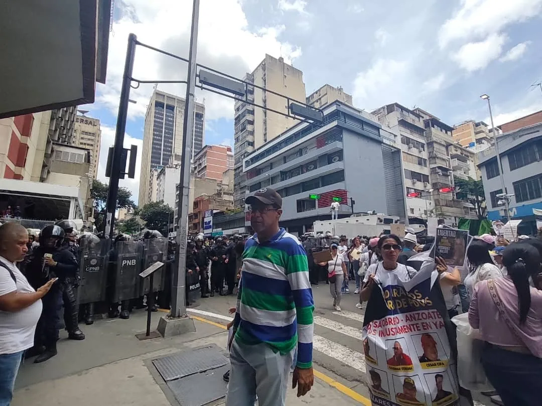 Agentes de la PNB agredieron a manifestante de la tercera edad durante protesta en la avenida Urdaneta