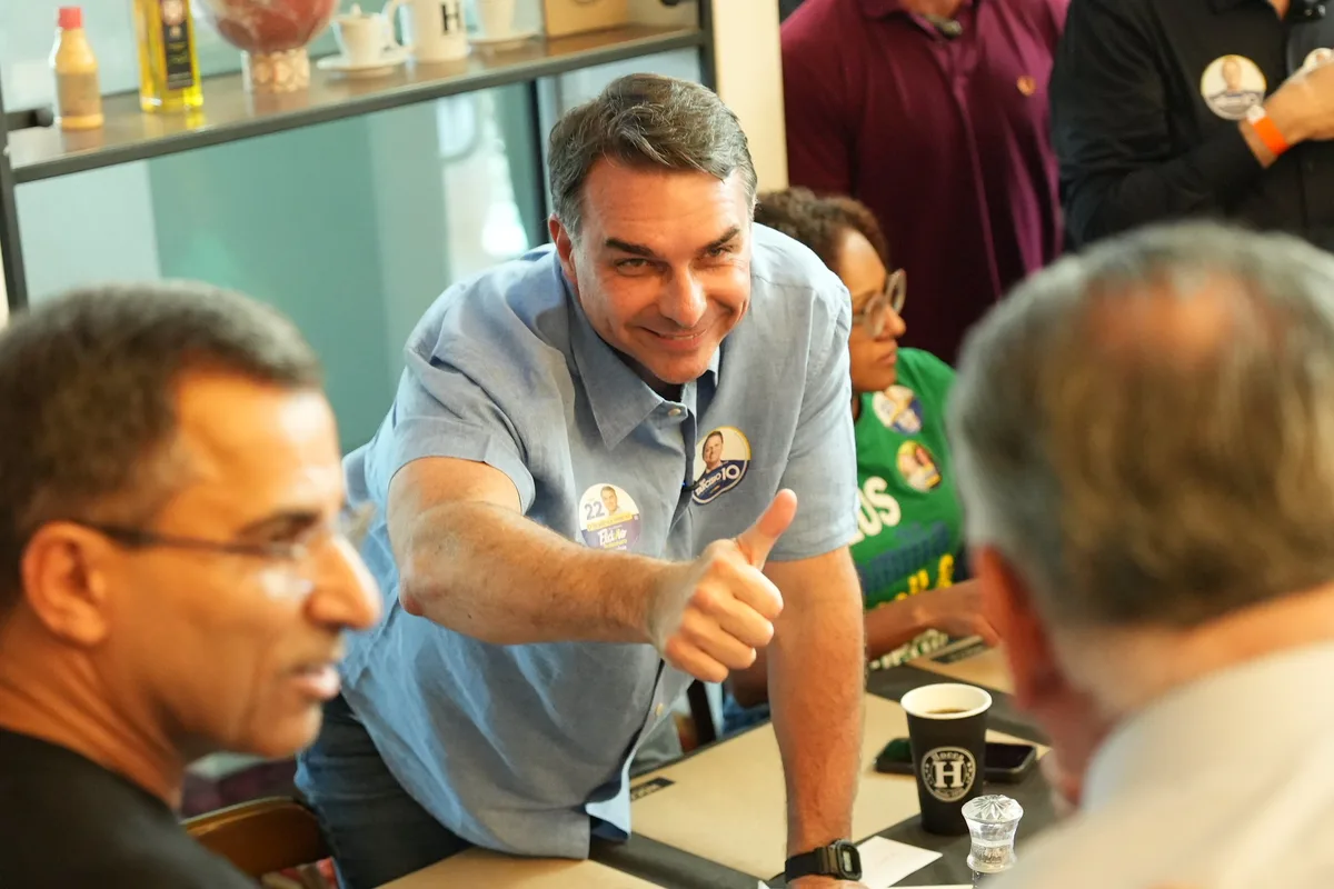Flávio Bolsonaro declara apoio a algoz de Dilma Rousseff