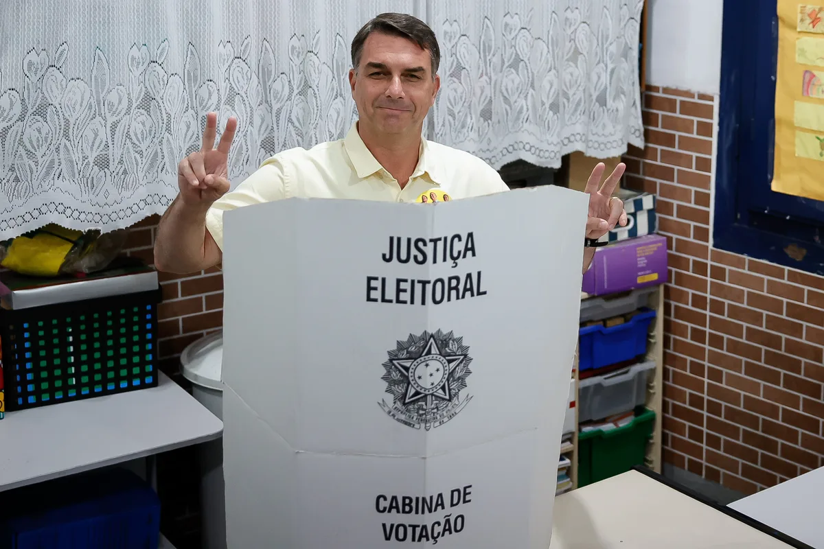 'Vou governar até para petistas. Democracia está garantida', diz Flávio
