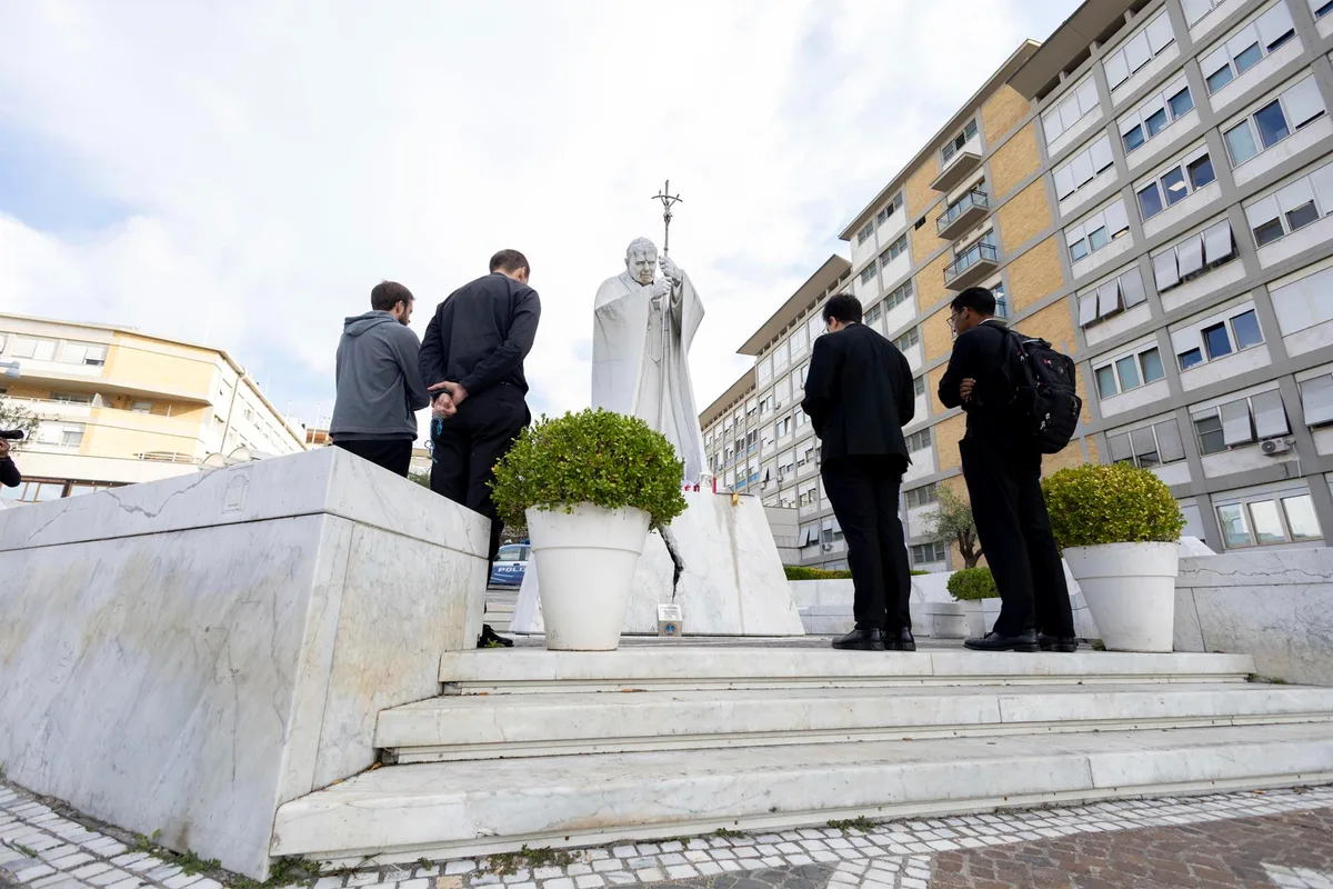 El papa León XIV recibió el alta hospitalaria y regresará al Vaticano