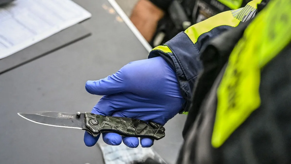 Waffen- und Messerverbot: Polizei kontrolliert diese Woche verstärkt Waffen im ÖPNV