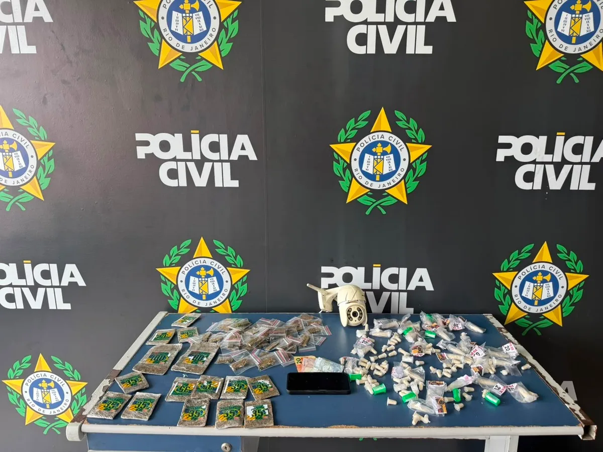 Mulher é presa e adolescente apreendido por suspeita de tráfico de drogas em Angra dos Reis