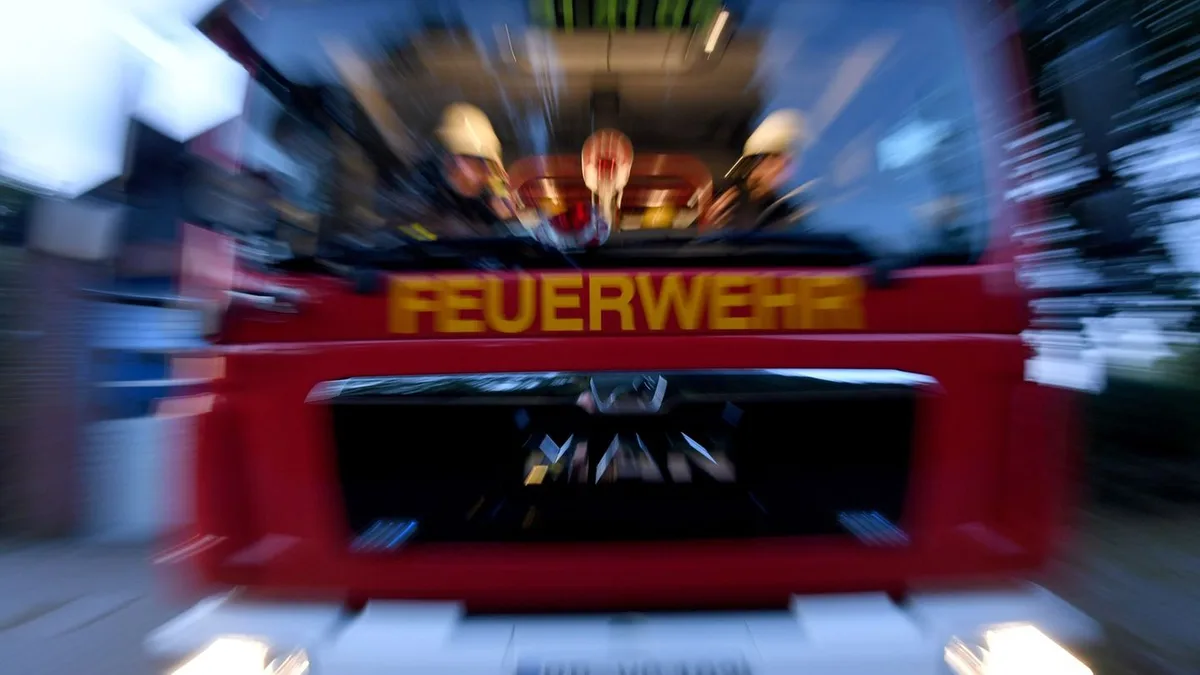 Brände: Nachbar bei Löschversuch in Hemmingstedt verletzt