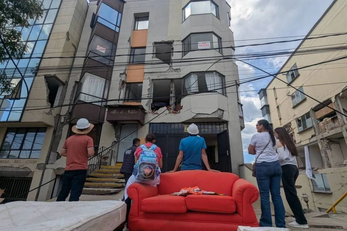Moradores empilham objetos nas ruas de cidade atingida pelo terremoto na Colômbia