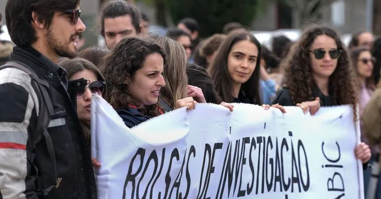Bolseiros pedem veto presidencial da nova "lei da ciência"