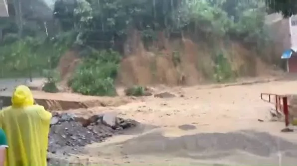 Desborde de quebrada inundó a urbanización en Carrizal este #23Ago (VIDEO)