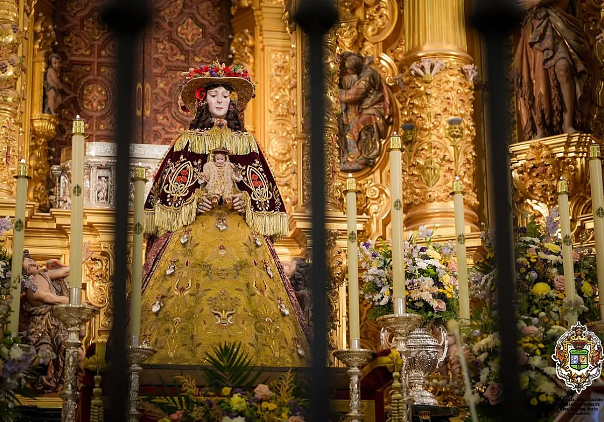 La Virgen del Rocío inicia su traslado a Almonte tras el salto de la reja