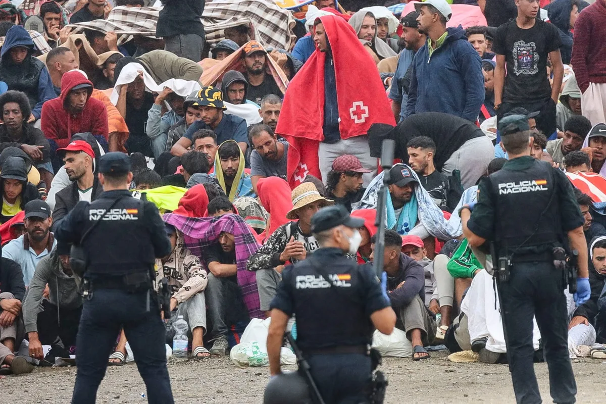 Las mafias cobran 9.000 euros a los migrantes de la entrada masiva en Ceuta por llevarlos en lancha a la Península