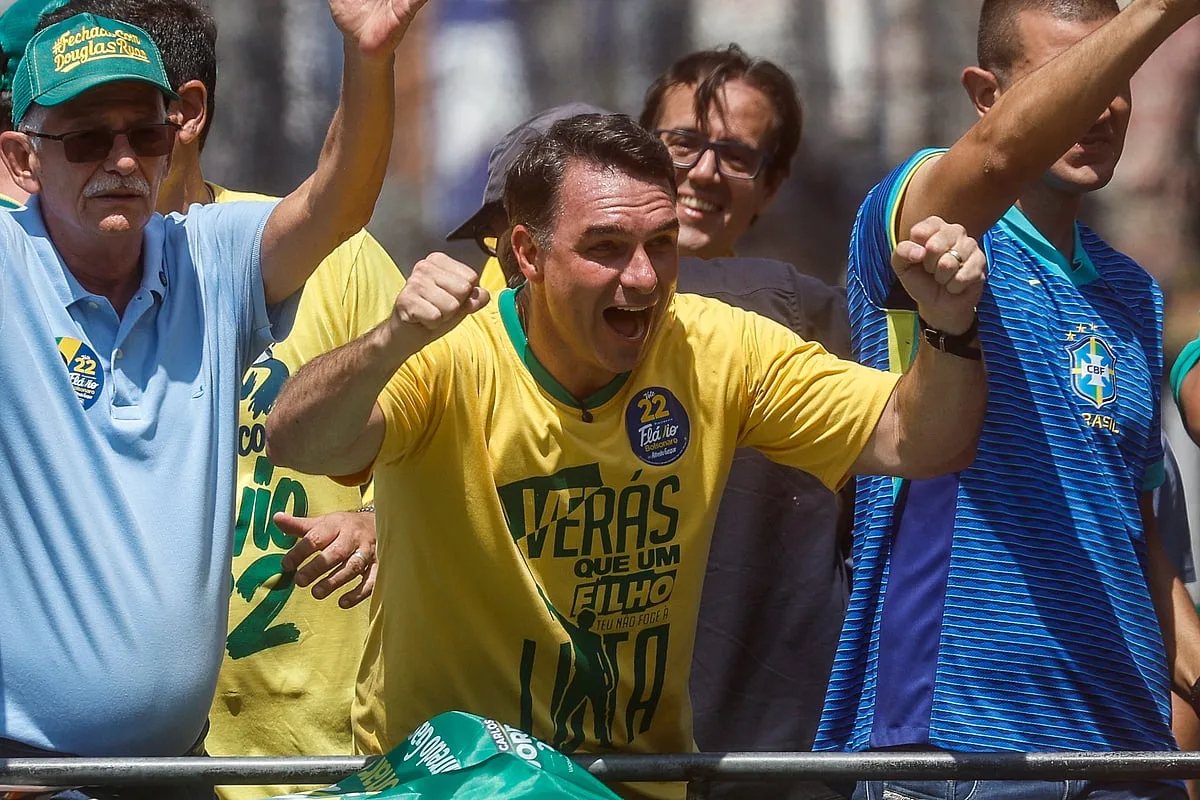 Três caminhos para Bolsonaro sair da prisão se Flávio vencer