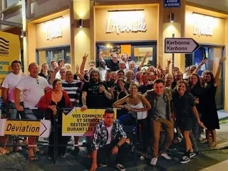 «Vaut mieux en rire» : en Bretagne, cette patronne de bar fait une soirée chantier avec les ouvriers qui bloquent sa rue