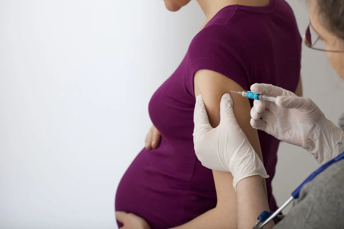 4 em cada 10 gestantes ainda não sabem que existe vacina contra doença que pode ser fatal em bebês