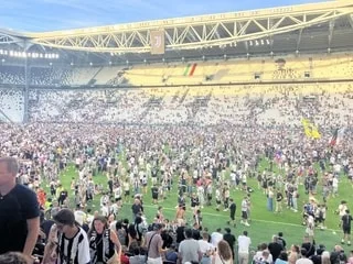 Une scène irréelle à l’Allianz Stadium de la Juventus, un envahissement de terrain pendant un match amical