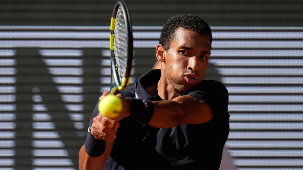 Auger-Aliassime beats Carreno Busta to reach Round of 16 at Shanghai Masters