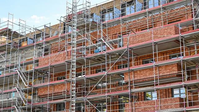 Kommt der Bau aus der Krise?: Baugenehmigungen steigen - Bundesbaugesellschaft vor Start