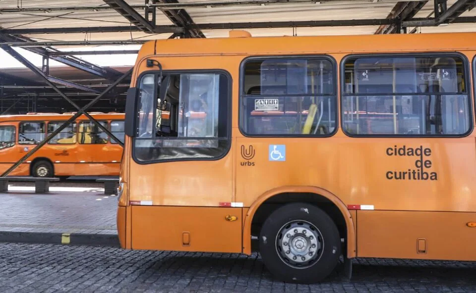 Motorista de ônibus preso em Curitiba confessa ter bebido e ser viciado em álcool; homem continua detido