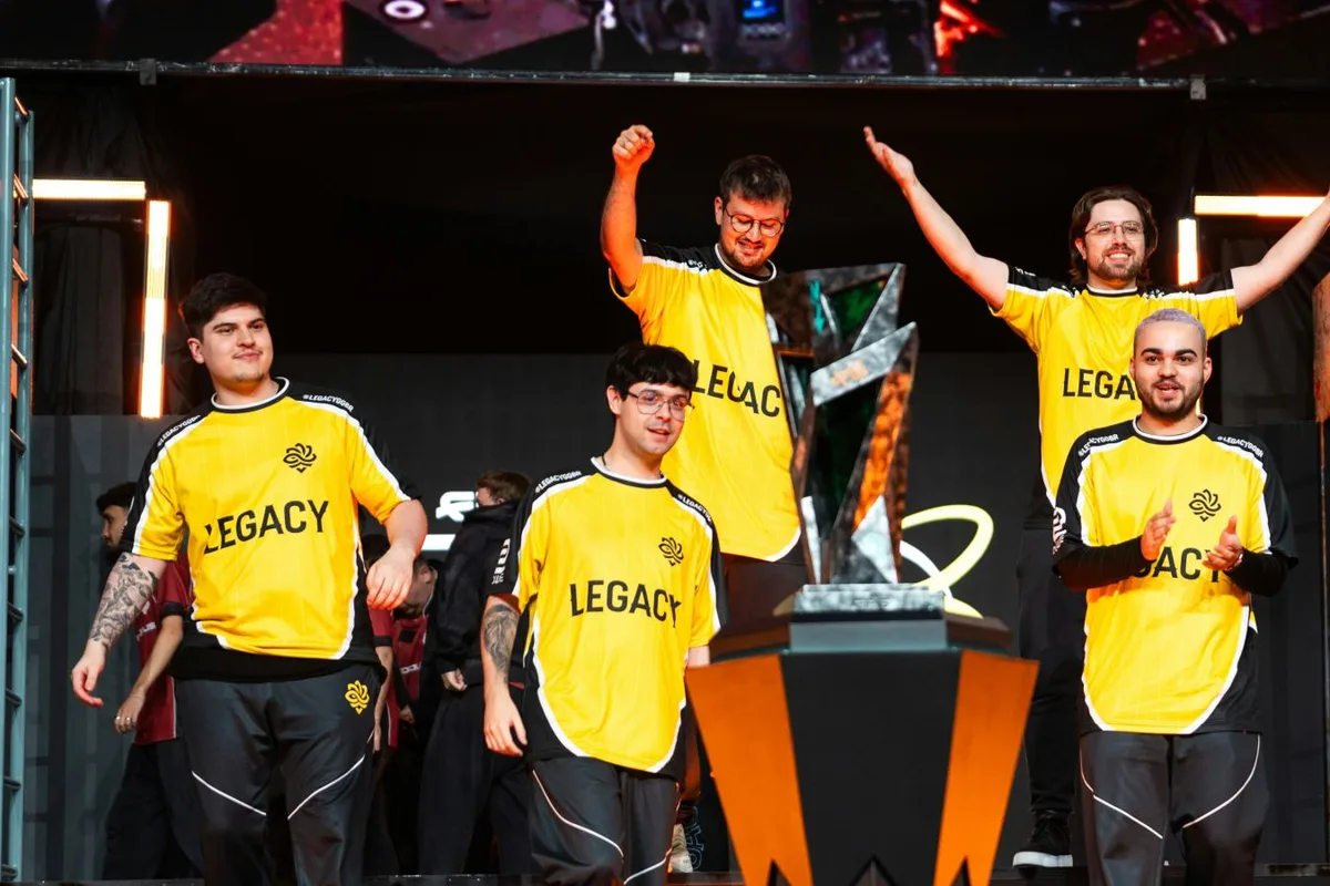 Legacy разгромила G2 и выиграла FISSURE Playground 3 по CS 2