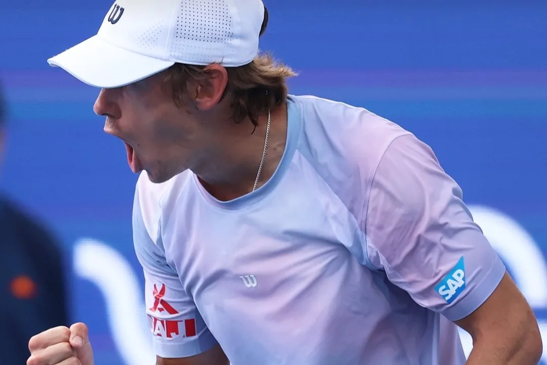 De Minaur vence fácil, Rinderknech encara Medvedev