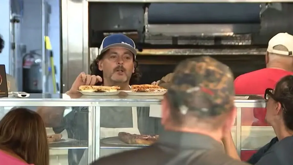 Dono de pizzaria vê mulher procurando comida no lixo e toma uma decisão: coloca cartaz na porta para oferecer pizza grátis a quem tiver fome