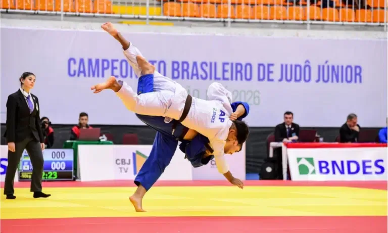 Marina Dias conquista a prata na etapa de Laval do Mundial de Paraescalada