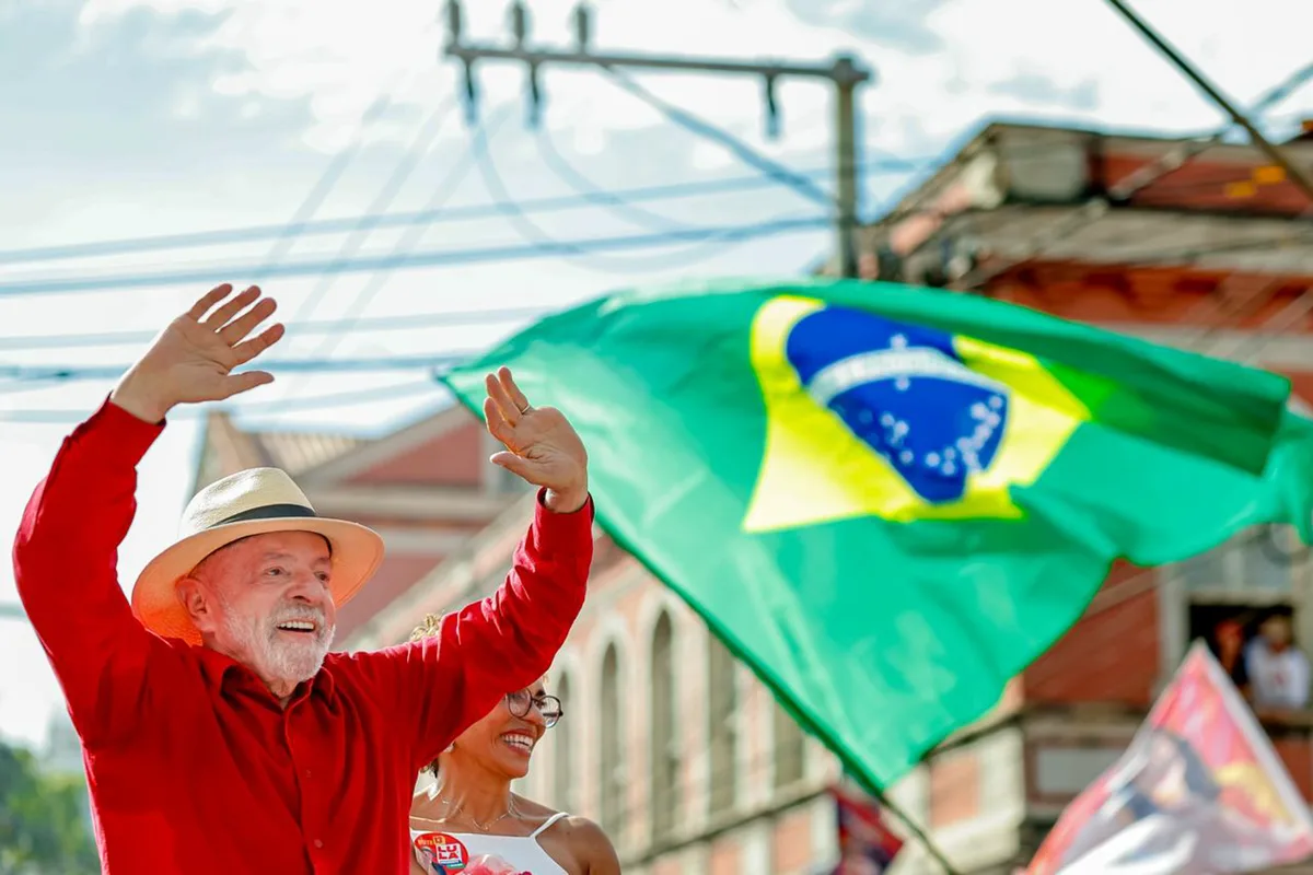 Lula critica Globo após almoço de Flávio Bolsonaro com direção da emissora