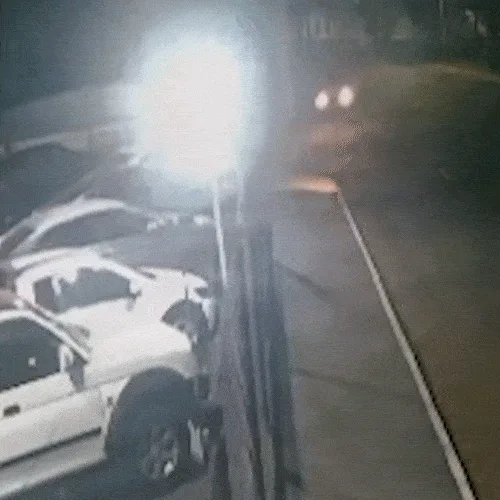 Carro de R$ 98 mil é destruído após veículo invadir garagem e fugir
