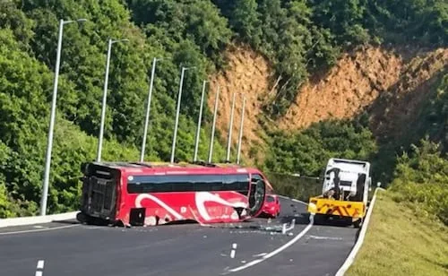 Accidente de autobús turístico deja un muerto y 14 heridos en la Puebla-Veracruz; Fiscalía inicia investigación