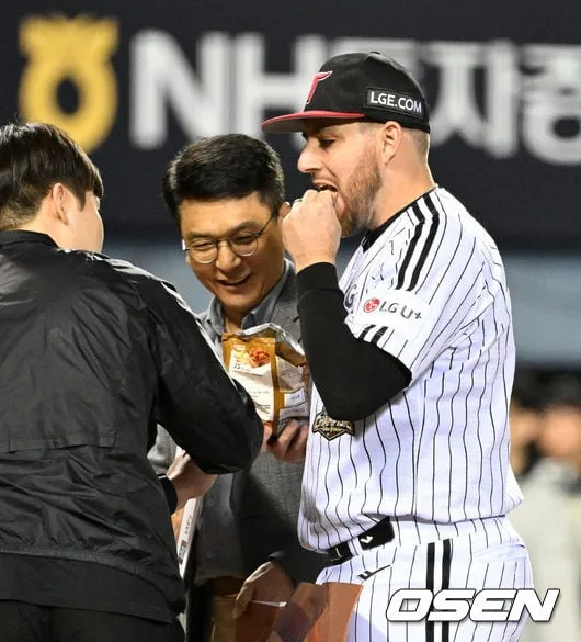 オースティン、時速169キロ決勝弾と菓子をモグモグ