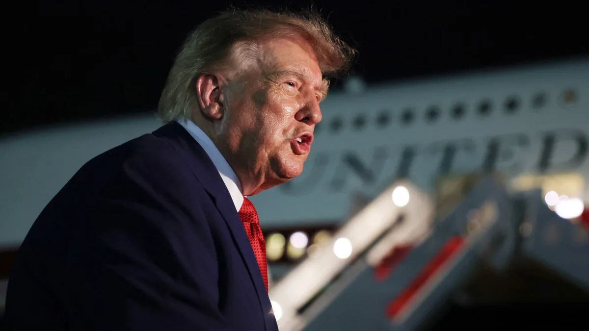 "L'Iran s'effondre complètement": avec de nouvelles sanctions, Donald Trump espère faire craquer Téhéran sur le plan économique