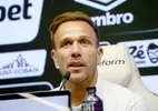 Apresentado no Santos, Arthur critica gramado da Vila e dá razão a Neymar