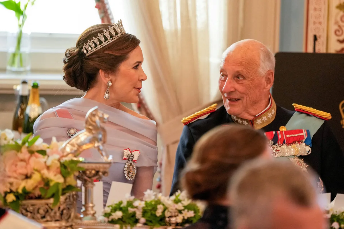 Mary de Dinamarca muestra su apoyo a Haakon y Mette-Marit y se emociona al hablar del rey Harald: “Era una gran persona”