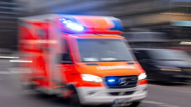Frau schwer verletzt: 87-Jähriger fährt Ehefrau an – 85-Jährige stürzt in Baugrube